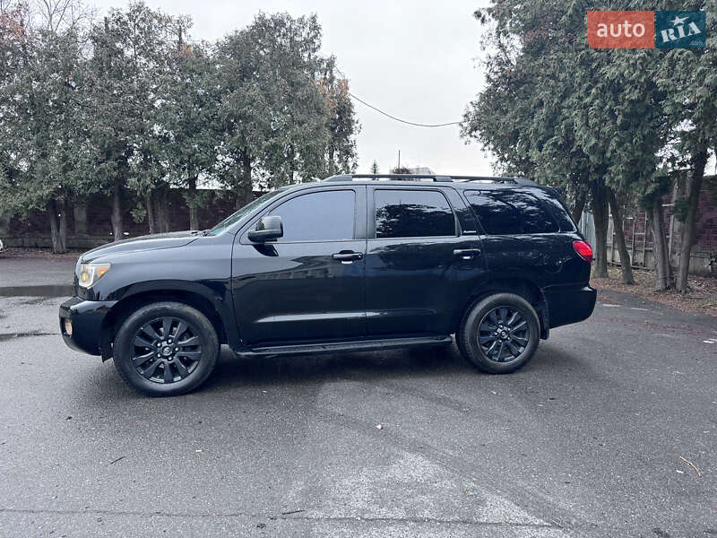 Позашляховик / Кросовер Toyota Sequoia 2015 в Ужгороді