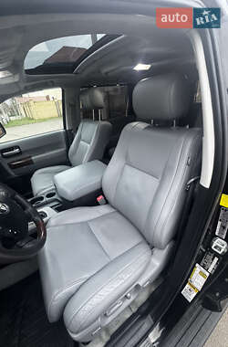 Внедорожник / Кроссовер Toyota Sequoia 2010 в 