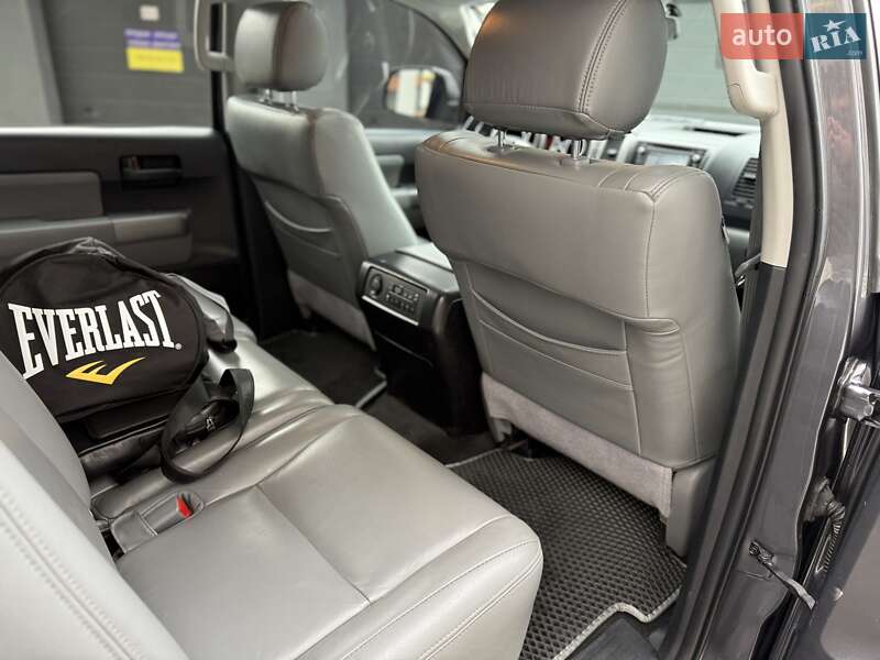 Внедорожник / Кроссовер Toyota Sequoia 2015 в Ивано-Франковске
