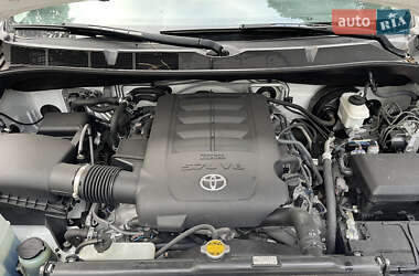 Позашляховик / Кросовер Toyota Sequoia 2014 в 