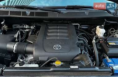 Внедорожник / Кроссовер Toyota Sequoia 2015 в 