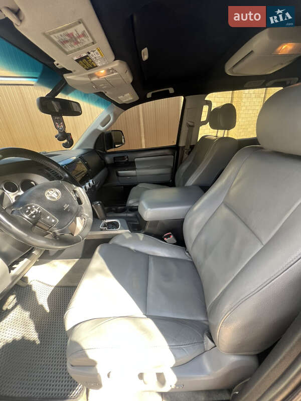 Позашляховик / Кросовер Toyota Sequoia 2011 в Києві