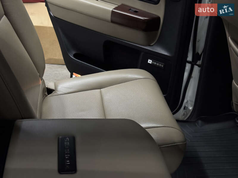 Позашляховик / Кросовер Toyota Sequoia 2013 в Києві