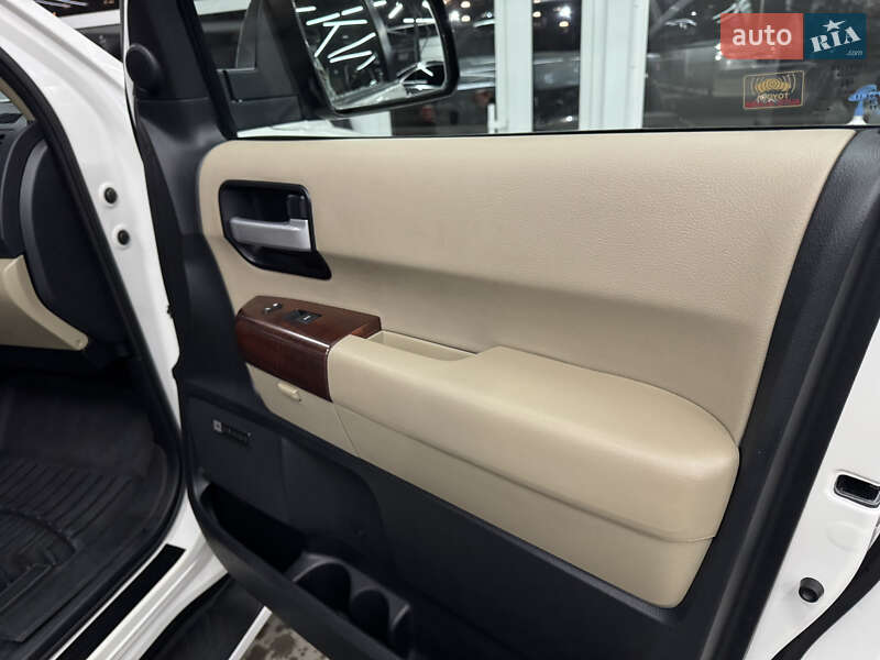 Позашляховик / Кросовер Toyota Sequoia 2013 в Києві