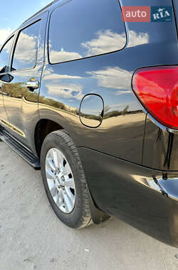 Внедорожник / Кроссовер Toyota Sequoia 2011 в 