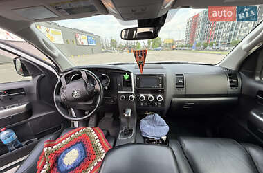 Внедорожник / Кроссовер Toyota Sequoia 2017 в 