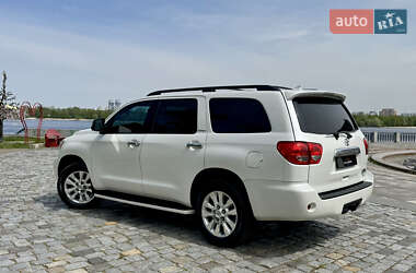 Позашляховик / Кросовер Toyota Sequoia 2011 в 