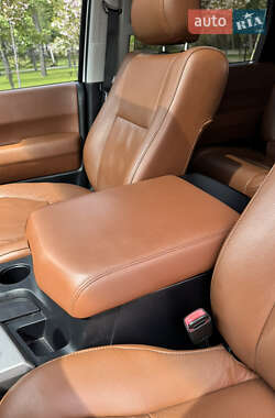 Позашляховик / Кросовер Toyota Sequoia 2011 в 