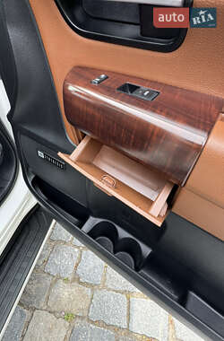 Позашляховик / Кросовер Toyota Sequoia 2011 в 