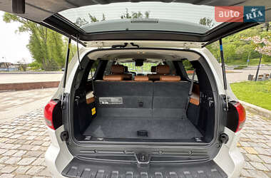 Позашляховик / Кросовер Toyota Sequoia 2011 в 