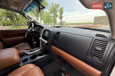 Позашляховик / Кросовер Toyota Sequoia 2011 в 