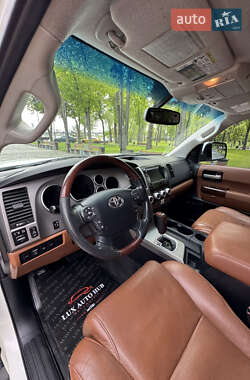 Позашляховик / Кросовер Toyota Sequoia 2011 в 