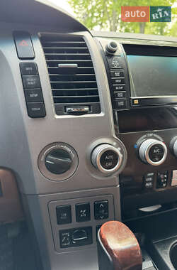 Позашляховик / Кросовер Toyota Sequoia 2011 в 