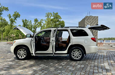 Позашляховик / Кросовер Toyota Sequoia 2011 в 