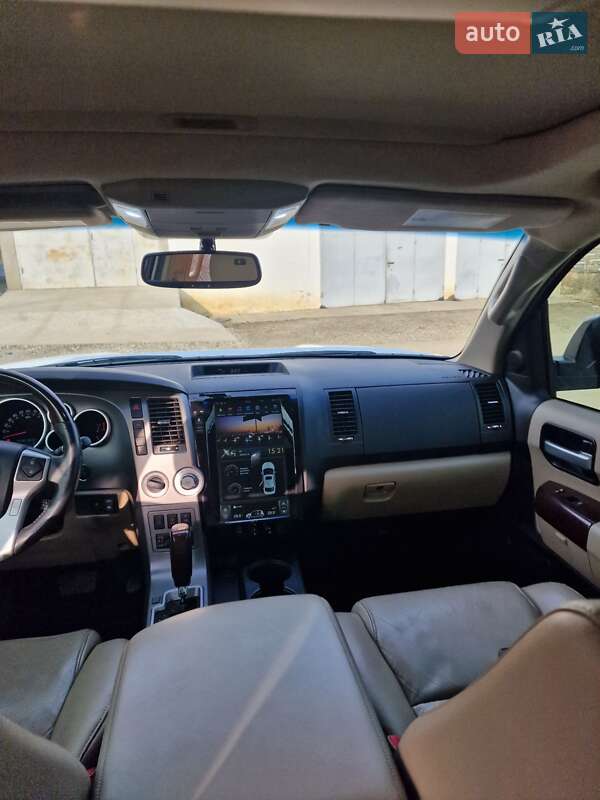 Внедорожник / Кроссовер Toyota Sequoia 2015 в Черновцах
