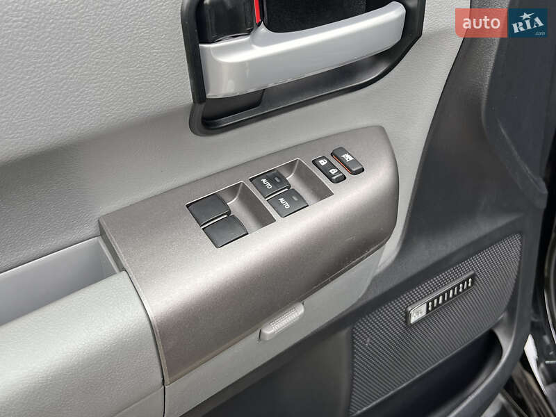 Внедорожник / Кроссовер Toyota Sequoia 2015 в Киеве