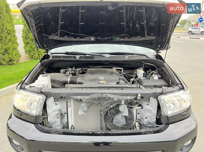 Внедорожник / Кроссовер Toyota Sequoia 2015 в Киеве