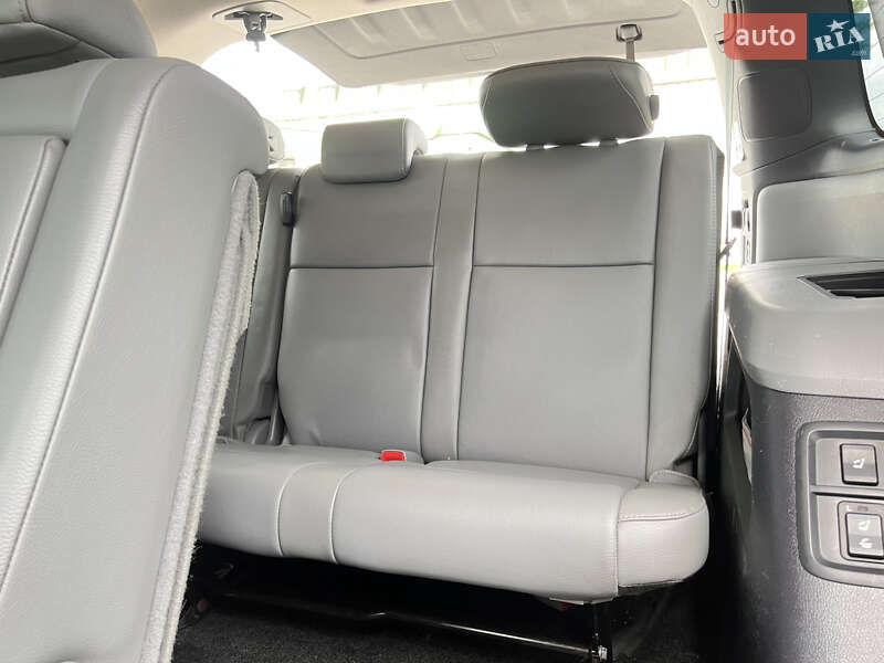 Внедорожник / Кроссовер Toyota Sequoia 2015 в Киеве