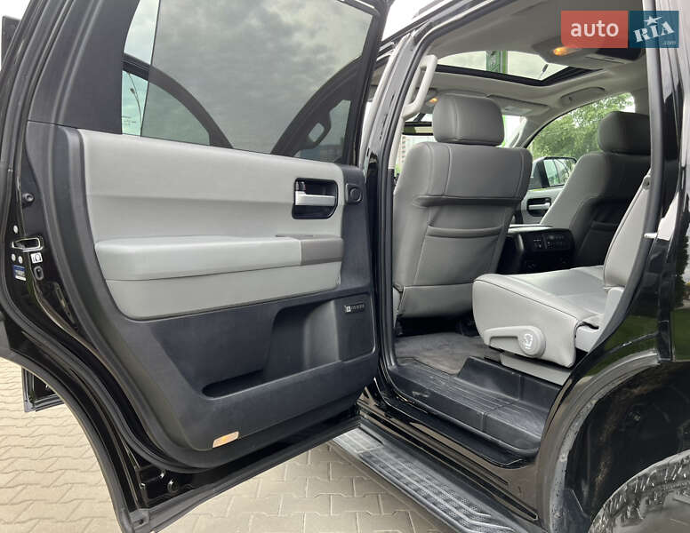 Внедорожник / Кроссовер Toyota Sequoia 2015 в Киеве