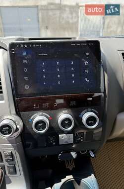 Позашляховик / Кросовер Toyota Sequoia 2010 в 