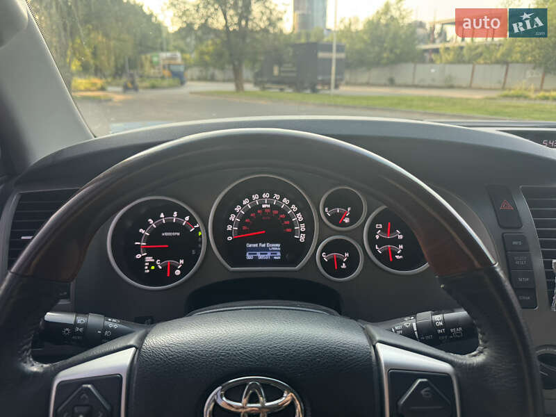 Позашляховик / Кросовер Toyota Sequoia 2017 в Дніпрі