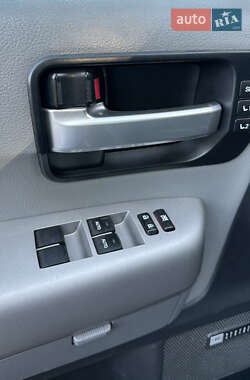 Внедорожник / Кроссовер Toyota Sequoia 2008 в 