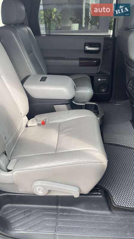 Внедорожник / Кроссовер Toyota Sequoia 2011 в Киеве
