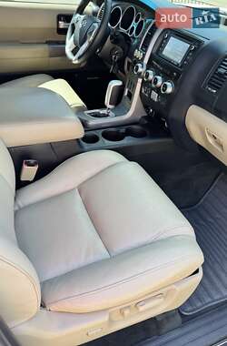 Внедорожник / Кроссовер Toyota Sequoia 2016 в 