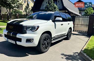 Внедорожник / Кроссовер Toyota Sequoia 2016 в 