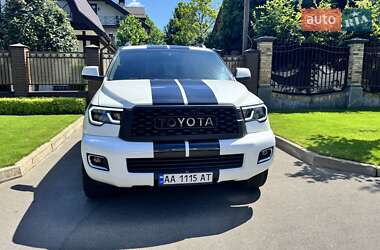 Внедорожник / Кроссовер Toyota Sequoia 2016 в 