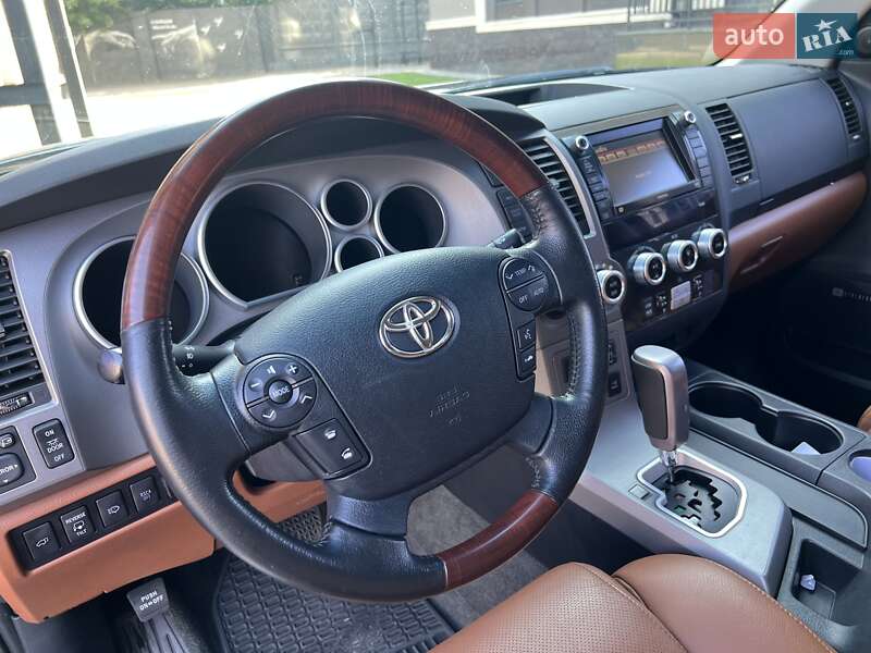 Внедорожник / Кроссовер Toyota Sequoia 2011 в Киеве