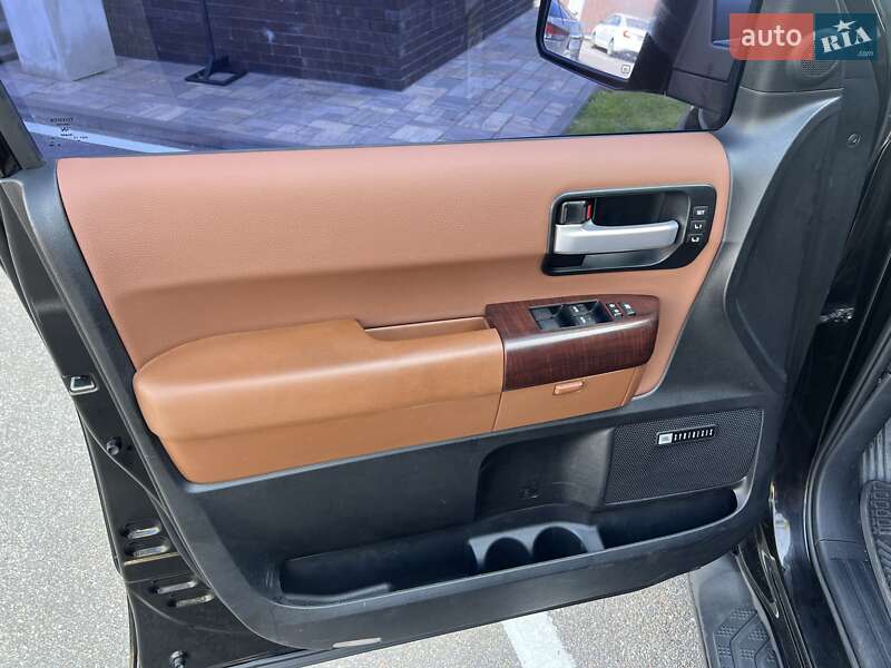 Внедорожник / Кроссовер Toyota Sequoia 2011 в Киеве