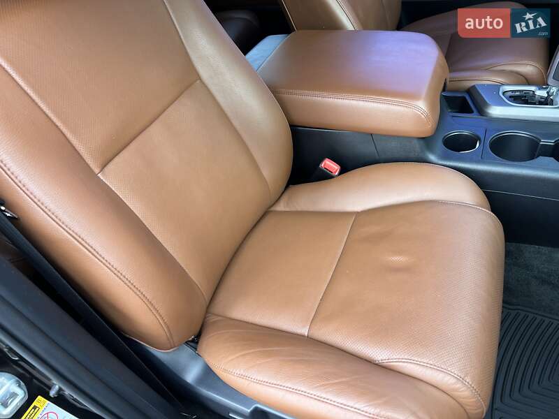 Внедорожник / Кроссовер Toyota Sequoia 2011 в Киеве