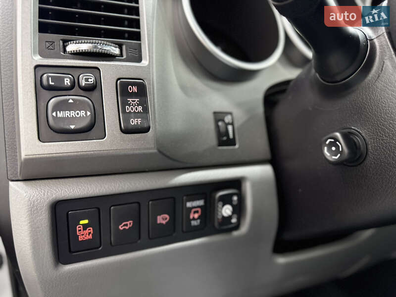 Внедорожник / Кроссовер Toyota Sequoia 2016 в Одессе фото 16 Внедорожник / Кроссовер Toyota Sequoia 2016 в Одессе