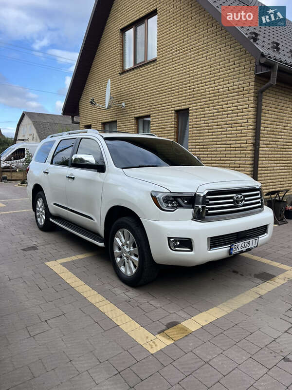 Позашляховик / Кросовер Toyota Sequoia 2018 в Володимирці