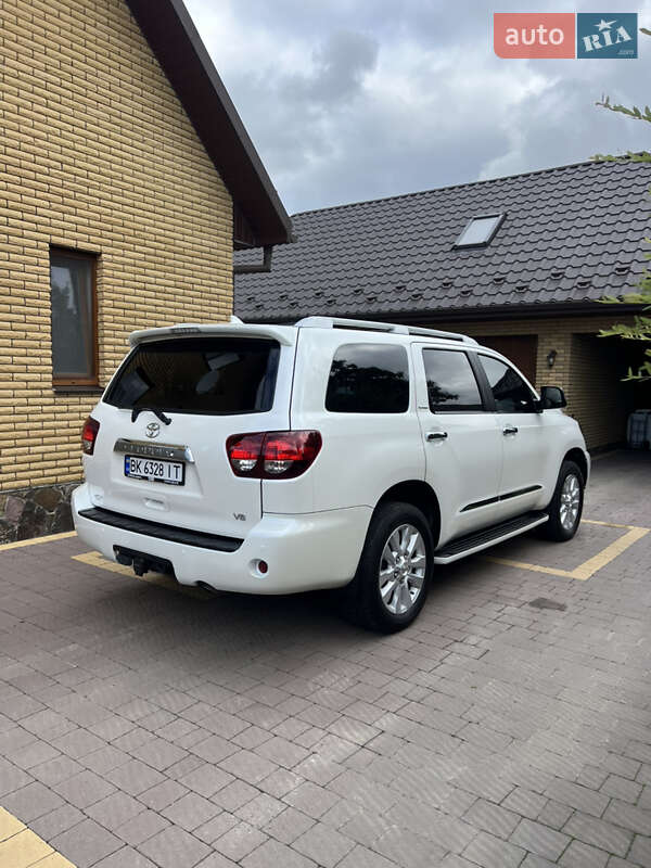 Позашляховик / Кросовер Toyota Sequoia 2018 в Володимирці