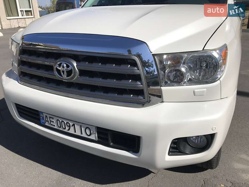 Внедорожник / Кроссовер Toyota Sequoia 2013 в Днепре