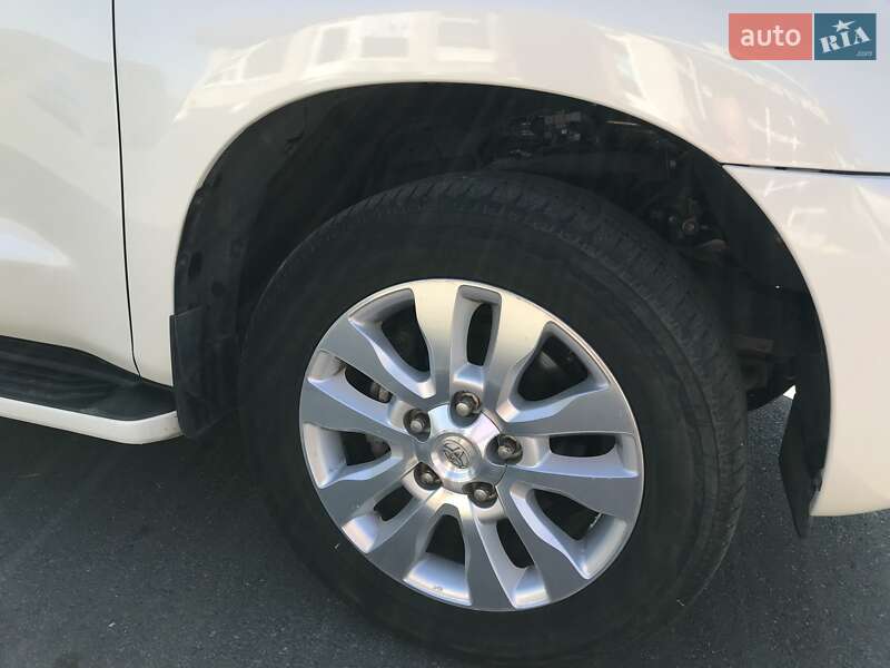 Внедорожник / Кроссовер Toyota Sequoia 2013 в Днепре