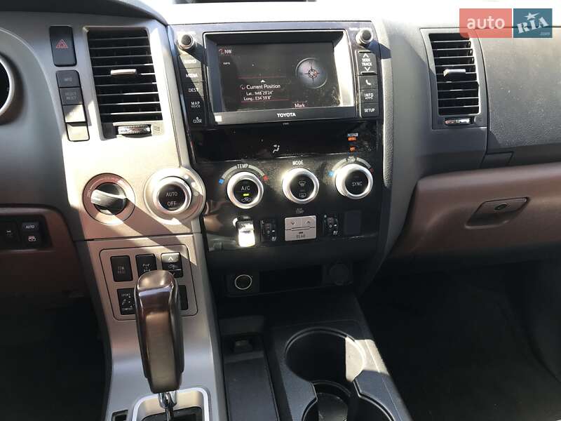 Внедорожник / Кроссовер Toyota Sequoia 2013 в Днепре