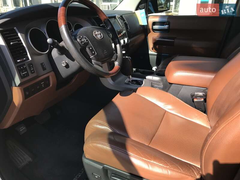 Внедорожник / Кроссовер Toyota Sequoia 2013 в Днепре
