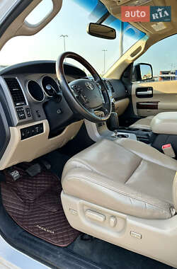 Внедорожник / Кроссовер Toyota Sequoia 2013 в 