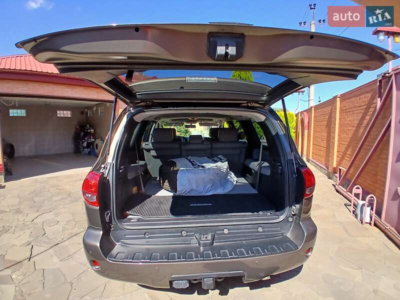 Внедорожник / Кроссовер Toyota Sequoia 2016 в Днепре