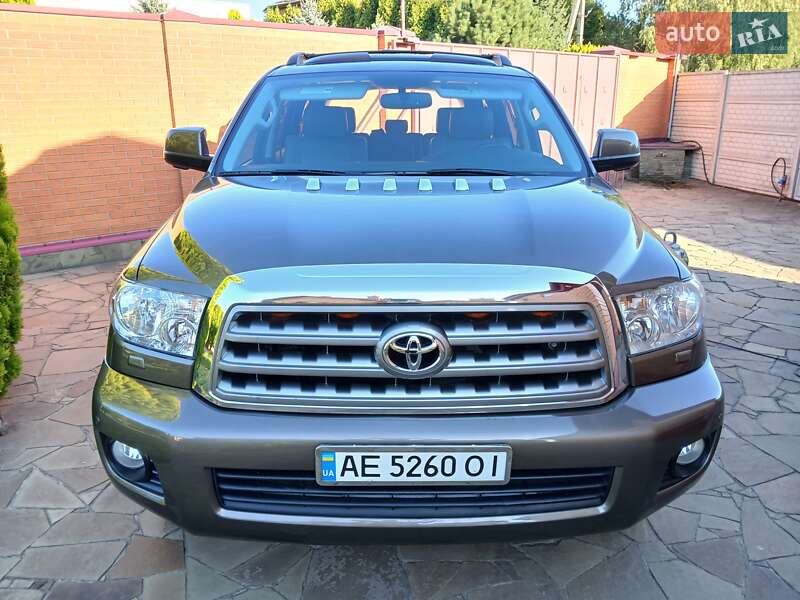 Внедорожник / Кроссовер Toyota Sequoia 2016 в Днепре