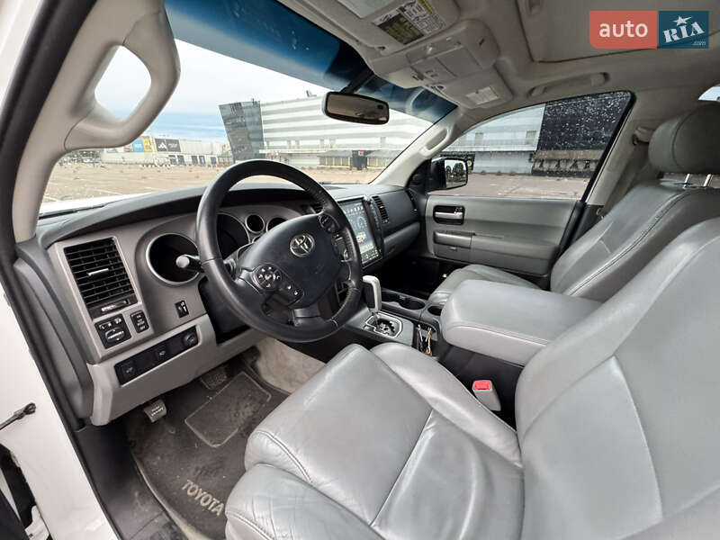 Внедорожник / Кроссовер Toyota Sequoia 2011 в Житомире
