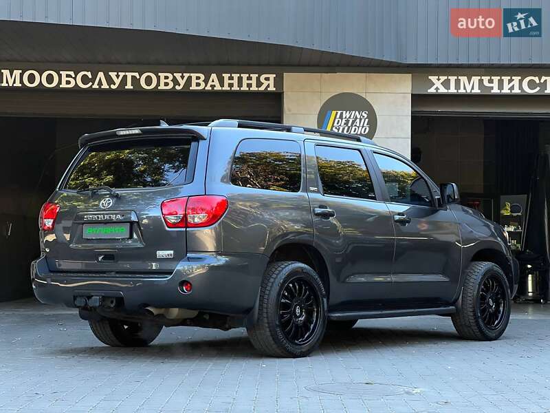 Внедорожник / Кроссовер Toyota Sequoia 2016 в Одессе