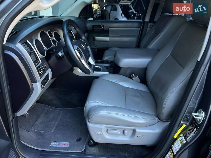 Внедорожник / Кроссовер Toyota Sequoia 2016 в Одессе