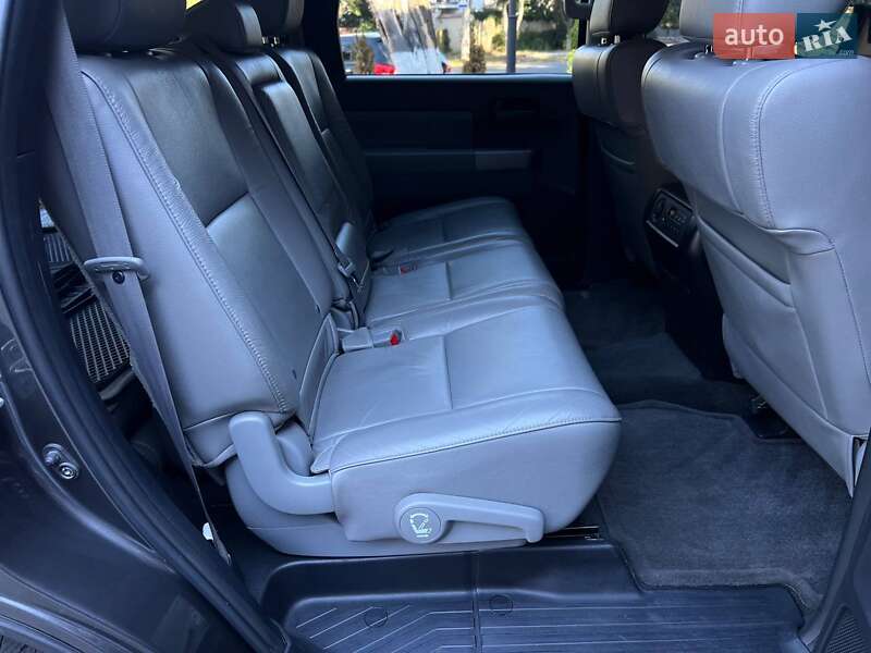 Внедорожник / Кроссовер Toyota Sequoia 2016 в Одессе
