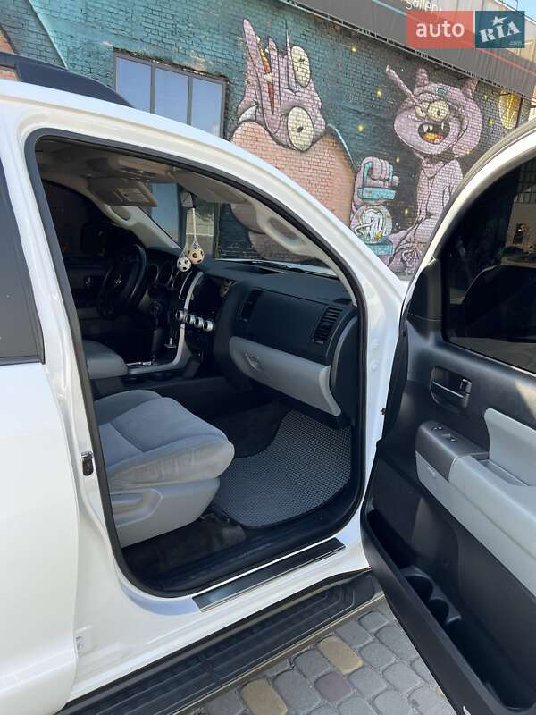 Внедорожник / Кроссовер Toyota Sequoia 2013 в Луцке
