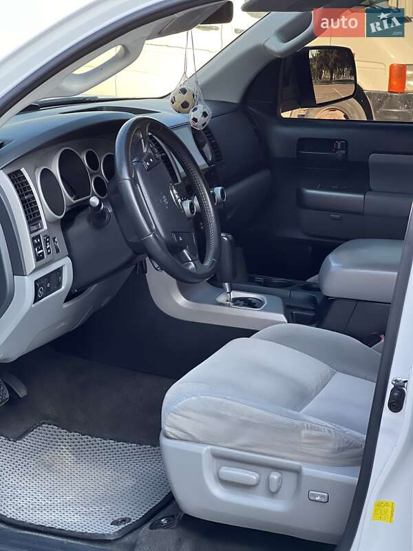 Внедорожник / Кроссовер Toyota Sequoia 2013 в Луцке