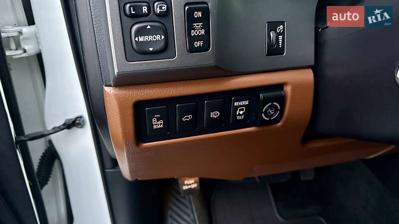Внедорожник / Кроссовер Toyota Sequoia 2017 в Ковеле